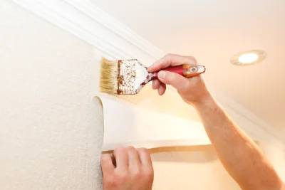 Pose de papier peint à Commelle-Vernay — revêtements muraux et toiles de verre